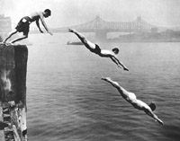 Divers, East River, 1948  ©Arthur Leipzig